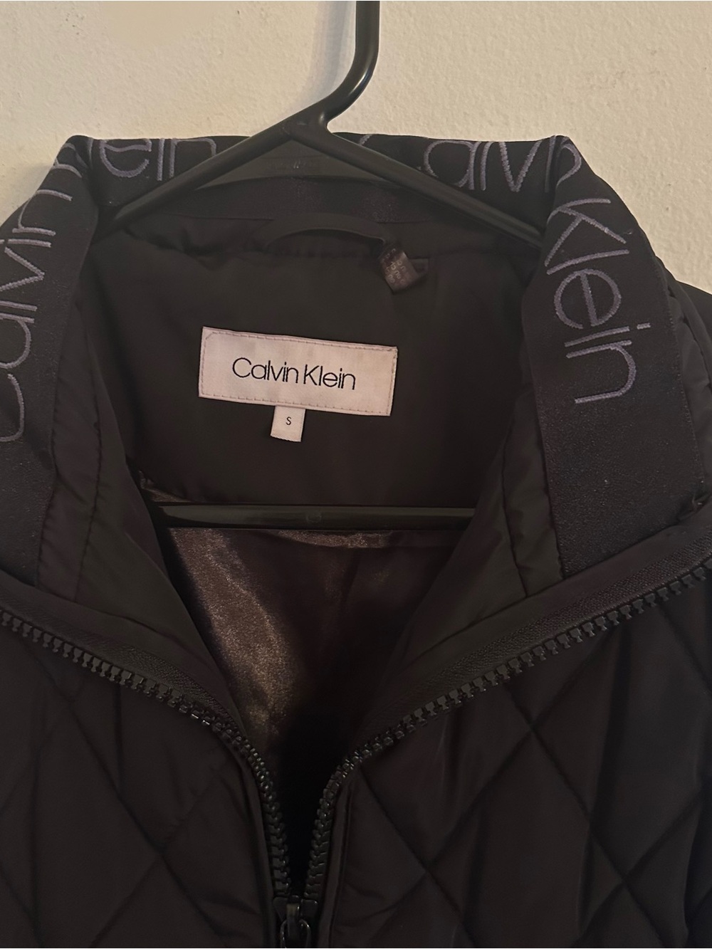 🦋 3/$20 Calvin Klein | Black Quilted Puffer Vest | Logo Collar | Small | Quiet - Picture 5 of 6
